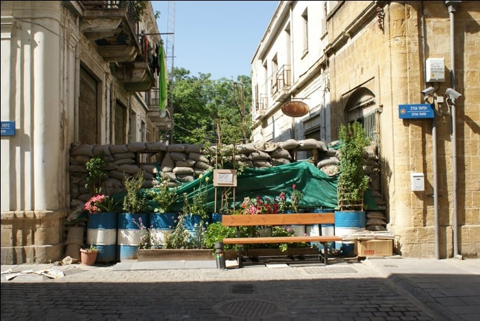Στη χώρα της νεκρής ζώνης. Της Κωνσταντίνας Ζάνου Στη χώρα της νεκρής ζώνης. Της Κωνσταντίνας Ζάνου