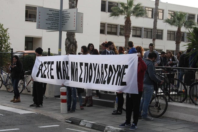 Αυτός δεν είναι διάλογος αλλά κοροϊδία. Του Χάρη Καράμανου Αυτός δεν είναι διάλογος αλλά κοροϊδία. Του Χάρη Καράμανου