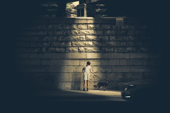 Εσείς στο σκοτάδι. Εμείς στο φως! Του Βίκτωρα Κουντούρη