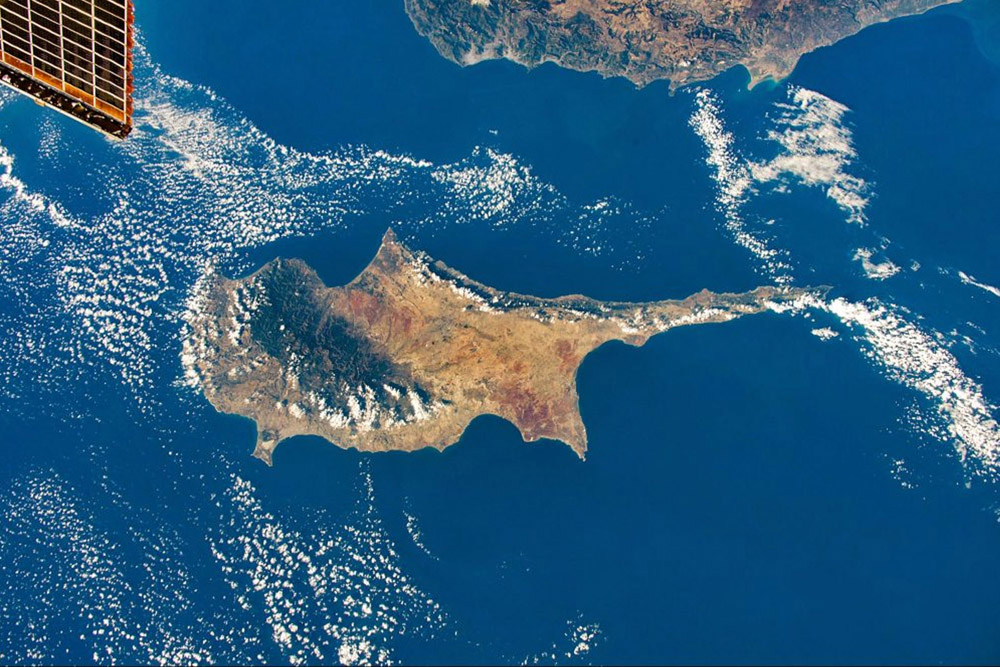 Με το Σταύρο. Για αυτά που μας ενώνουν. Του Λεόντιου Φιλοθέου Με το Σταύρο. Για αυτά που μας ενώνουν. Του Λεόντιου Φιλοθέου