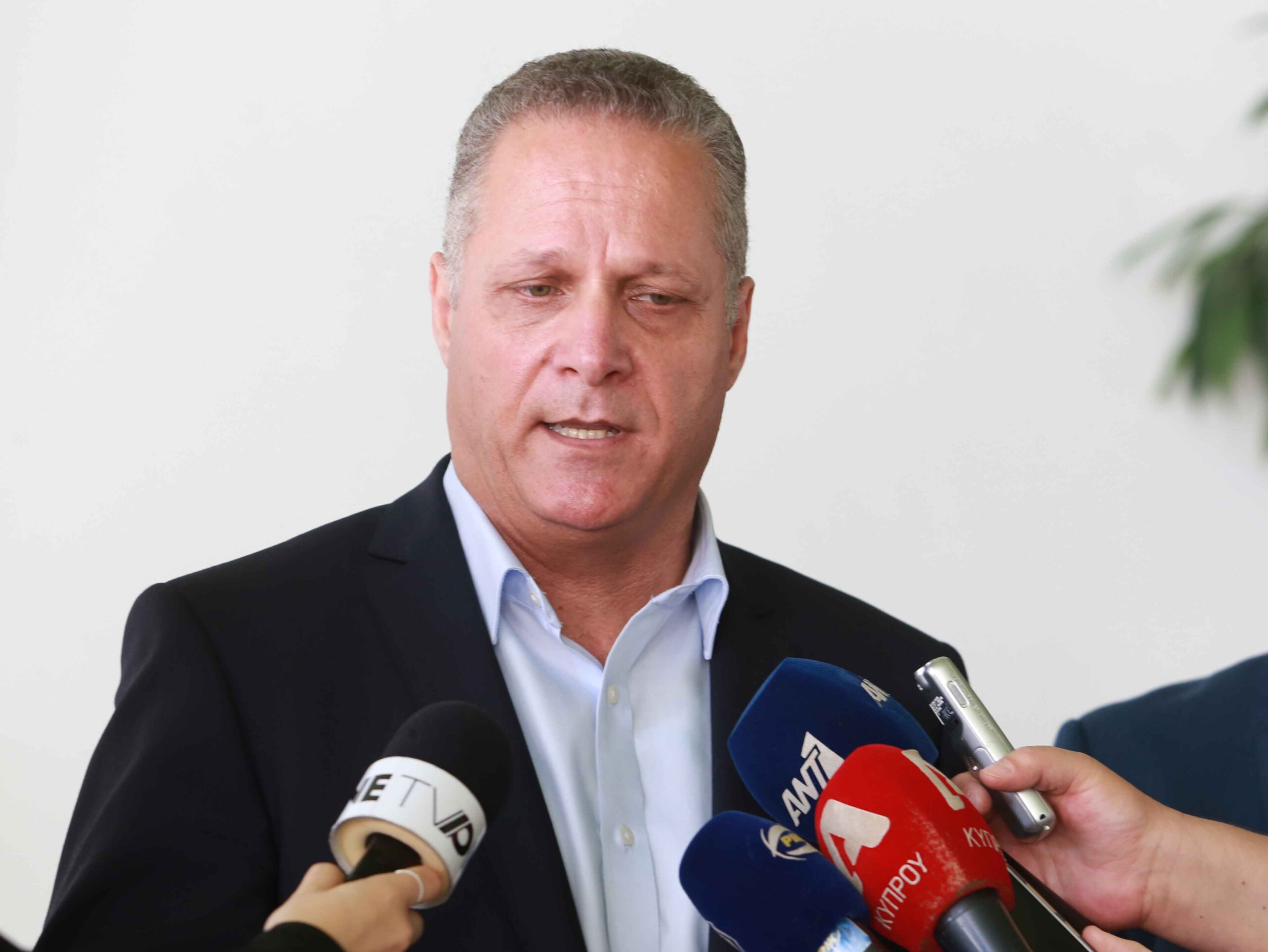 Το φρένο είναι δίπλα από το γκάζι κύριε Χαμπιαούρη… Του Κωνσταντίνου Οδυσσέως Το φρένο είναι δίπλα από το γκάζι κύριε Χαμπιαούρη… Του Κωνσταντίνου Οδυσσέως