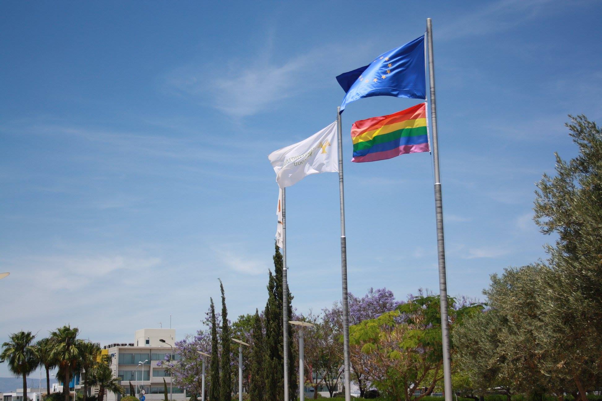 Η σημαία, η ομοφοβία και οι αντιδράσεις. Της Ξένιας Κωνσταντίνου Η σημαία, η ομοφοβία και οι αντιδράσεις. Της Ξένιας Κωνσταντίνου