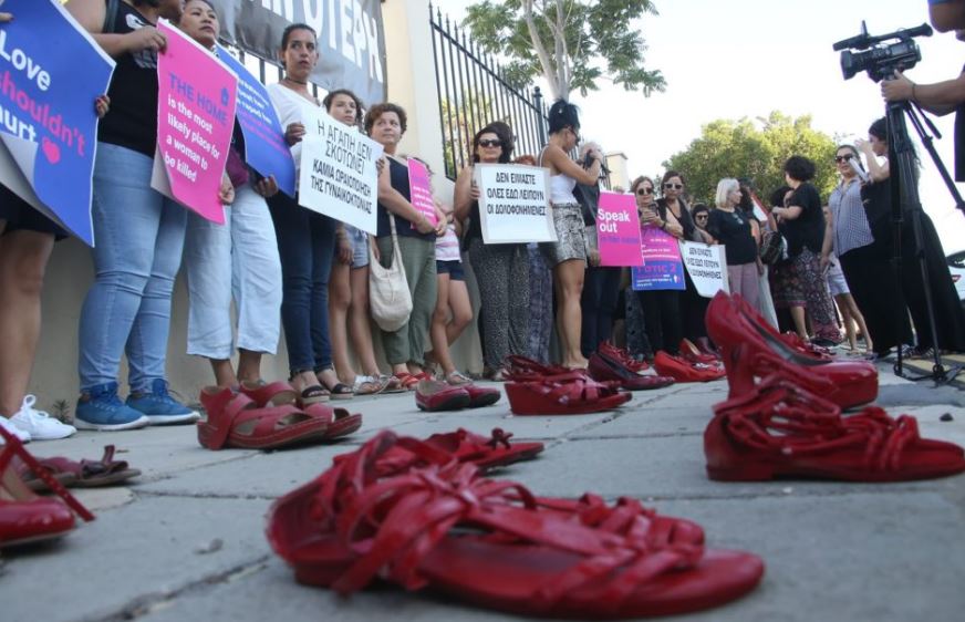Για να μην φύγουν άλλες… Της Σκεύης Κουκουμά