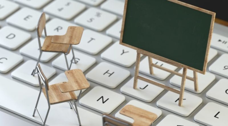 Είναι η εξ αποστάσεως εκπαίδευση δυνατή ως υποκατάστατο του κλεισίματος των σχολείων; Του Ανδρέα Δημητρίου Είναι η εξ αποστάσεως εκπαίδευση δυνατή ως υποκατάστατο του κλεισίματος των σχολείων; Του Ανδρέα Δημητρίου