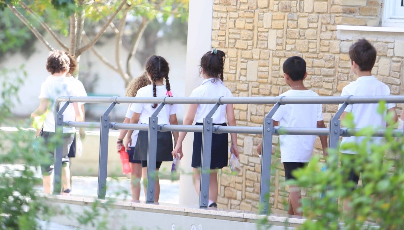 Ανευθυνότητα το κλείσιμο όλων των Σχολείων στη Λεμεσό. Του Πέτρου Κλεάνθους Ανευθυνότητα το κλείσιμο όλων των Σχολείων στη Λεμεσό. Του Πέτρου Κλεάνθους